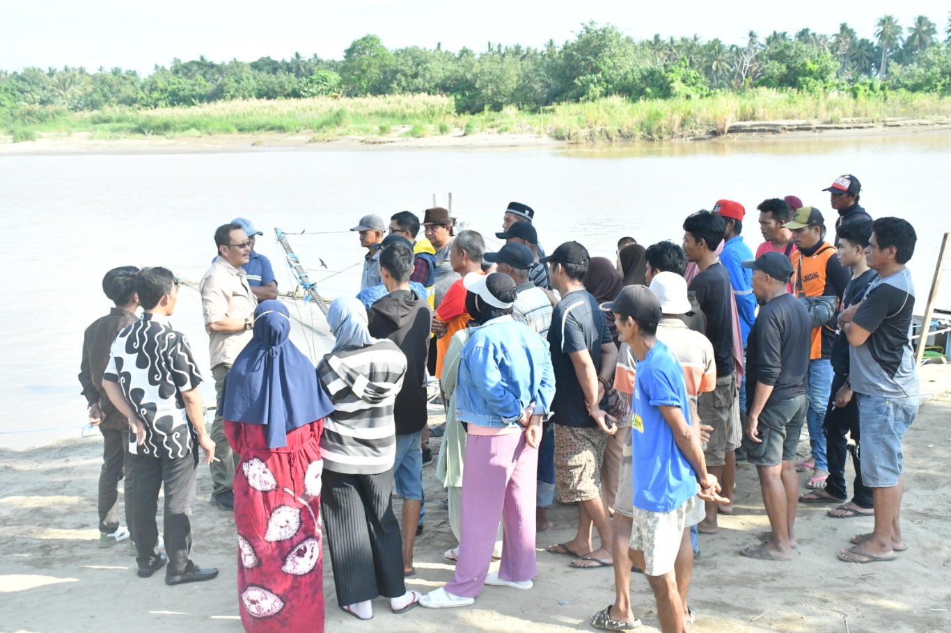 TINJAU -- Komisi II DPRD Pinrang meninjau langsung lokasi Dusun Babana, Desa Bababinanga, Kecamatan Duampanua, Kabupaten Pinrang, Kamis (30/5). 
