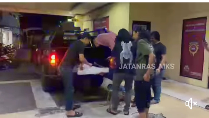 RESIDIVIS -- Residivis kasus jambret dan curanmor dibantu beberapa petugas diangkat naik ke atas mobil setelah mendapatkan perawatan medis akibat kaki kanannya didor petugas.