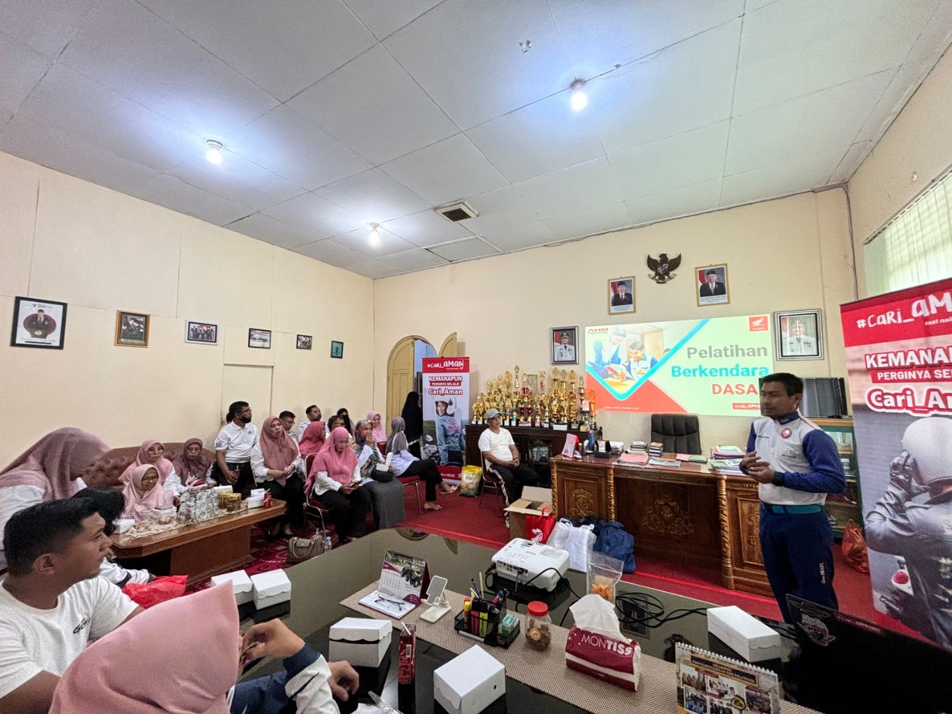 SAFETY RIDING -- Instruktur Safety Riding Astra Motor Sulawesi Selatan, Wanny, memberikan tips berkendara Cari_Aman kepada ASN di Dinas Tanaman Pangan dan Hortikultura Kabupaten Gowa.