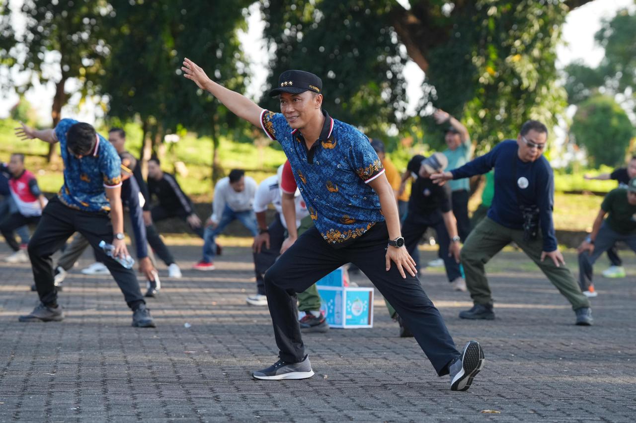 ist SENAM--Pj Gubernur Sulsel, Prof Zudan Arif Fakrulloh senam sehat bersama para pegawai di lingkup Pemerintah Provinsi Sulsel.Pegawai tampak bersemangat dan antusias berkumpul di halaman upacara kantor Gubernur, akhir pekan kemarin.