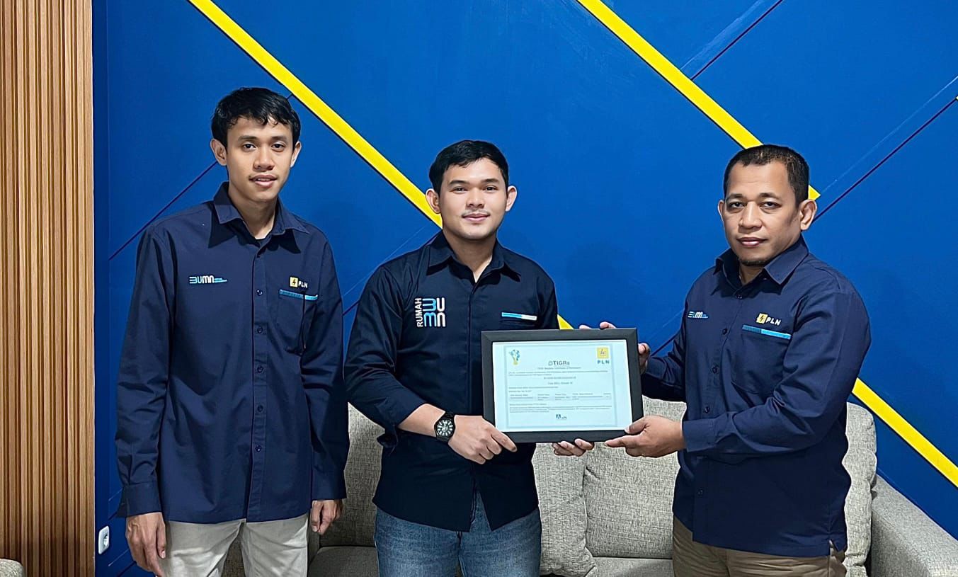 SERTIFIKAT -- Penyerahan sertifikat REC dari PLN kepada Rumah BUMN PLN UID Sulselrabar.