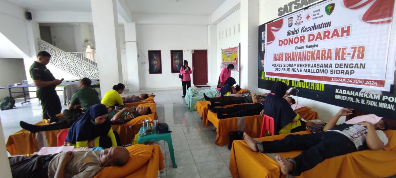 DONOR DARAH -- Polres Sidrap bekerjasama Rumah Sakit Umum Daerah (RSUD) Nene Mallomo untuk melaksanakan donor darah dalam rangka Hari Bhayangkara ke -78 di Mako Polres Sidrap, Senin (24/6). 