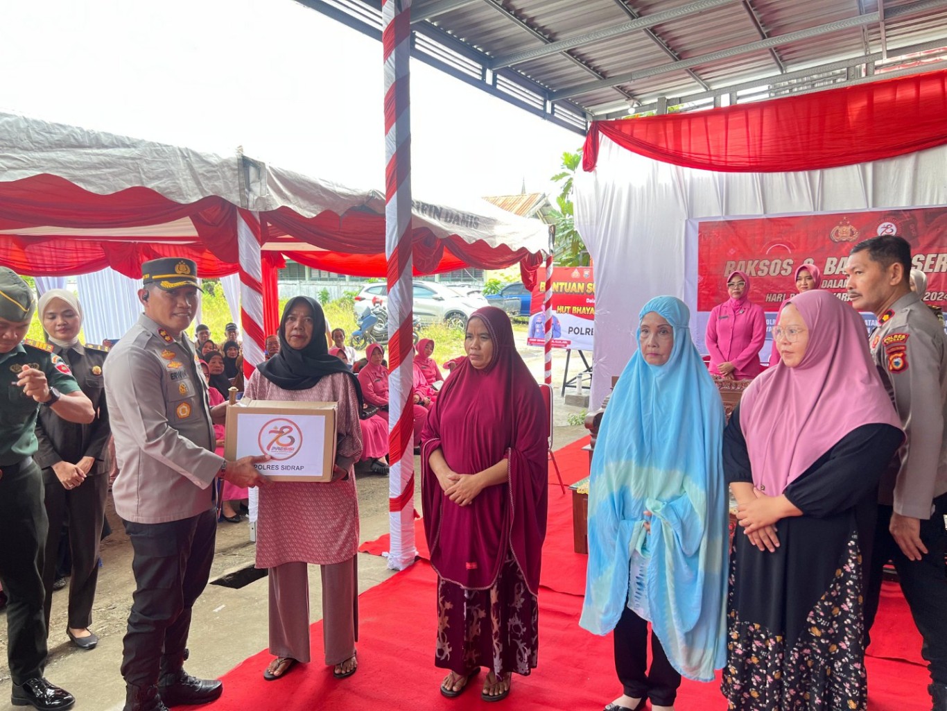 BAKSOS -- Polres Sidrap melaksanakan serangkaian kegiatan bakti sosial (baksos) dan bantuan sosial (bansos) kepada masyarakat setempat, Selasa (25/6).