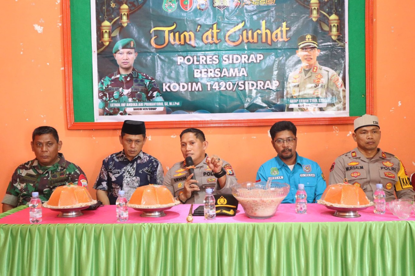 SUKSESKAN -- Kapolres Sidrap Erwin Syah mengajak seluruh masyarakat Sidrap untuk bersama-sama menyukseskan Pemilihan Kepala Daerah (Pilkada) 2024 melalui acara rutin "Jumat Curhat" yang digelar di Kantor Desa Tonrongnge, Baranti, Jumat (7/6).