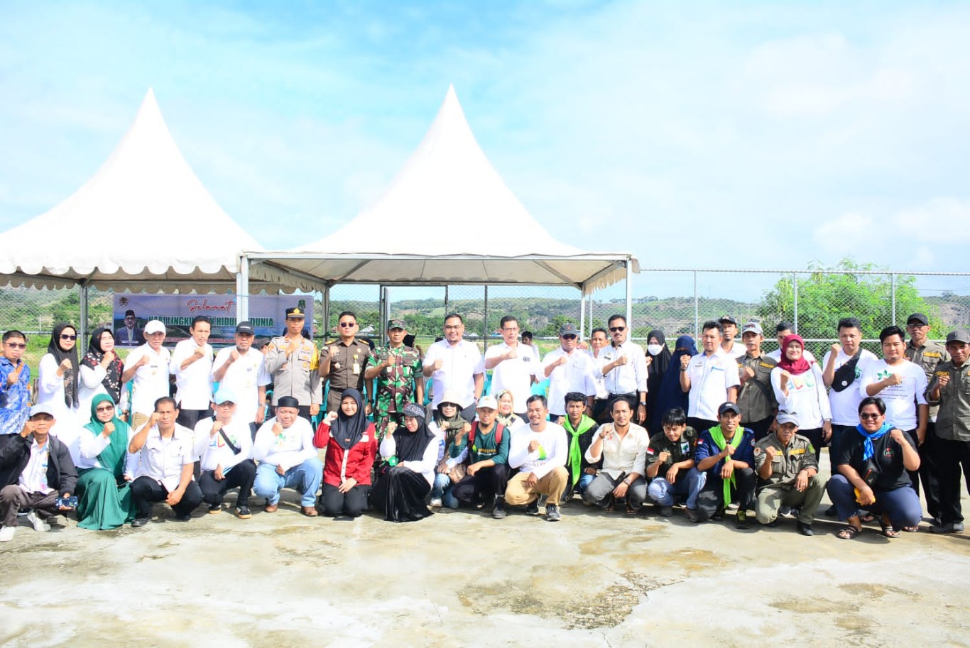  TANAM POHON -- Pj Sekkab Sidrap Muhammad Yusuf DM foto bersama usai memimpin aksi kegiatan tanam pohon memperingati Hari Lingkungan Hidup Sedunia tingkat Kabupaten Sidrap di lokasi Pemancingan Patommo Kecamatan Watang Pulu, Rabu (5/6).