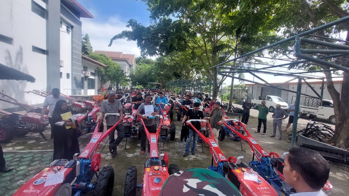 ALSINTAN -- Pemkab Sidrap melalui Dinas Tanaman Pangan Hortikultura, Perkebunan dan Ketahanan Pangan (DTPHPKP) menyalurkan bantuan alat dan mesin pertanian (Alsintan), Kamis (20/6). 