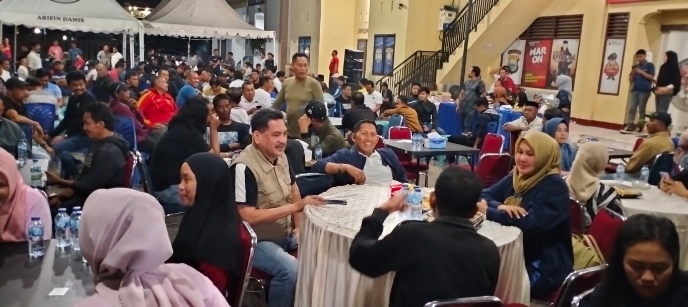 KEJUARAAN -- Pj Bupati Sidrap H Basra duduk santai bersama Kapolres Sidrap usai membuka kejuaraan Domino Piala Kapolres 2024 di Mako Mapolres Sidrap, Sabtu (22/6). 