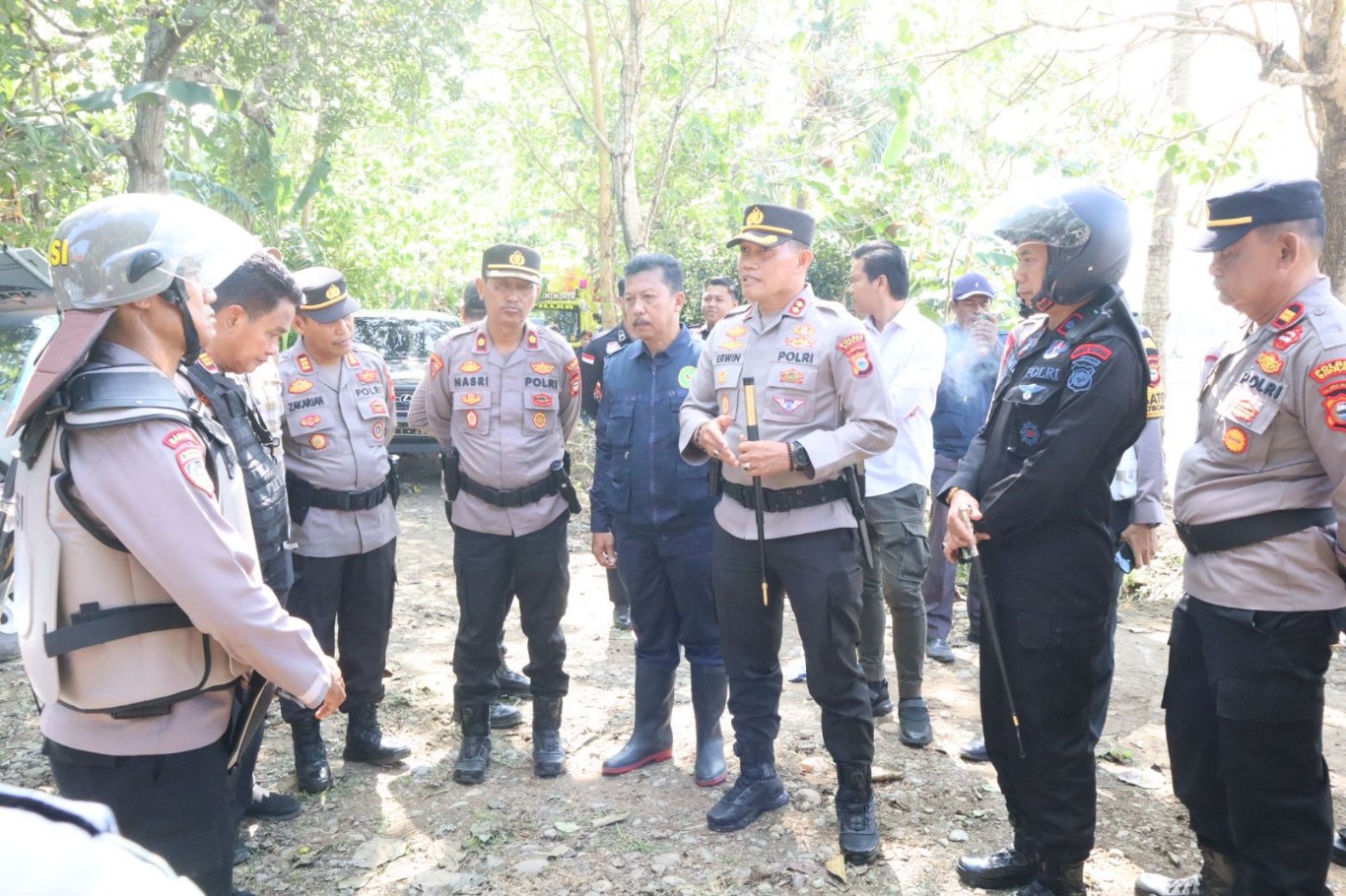 MENCEKAM -- Personel Polres Sidrap yang di back up Batalyon B Pelopor Brimob Parepare melakukan pengamanan eksekusi lahan di Desa Kalosi Alau Kecamatan Dua Pitue Kabupaten Sidrap, Selasa (25/6). Eksekusi lahan yang mencekam memaksa Kapolres Sidrap berjalan kaki menuju lokasi eksekusi.  