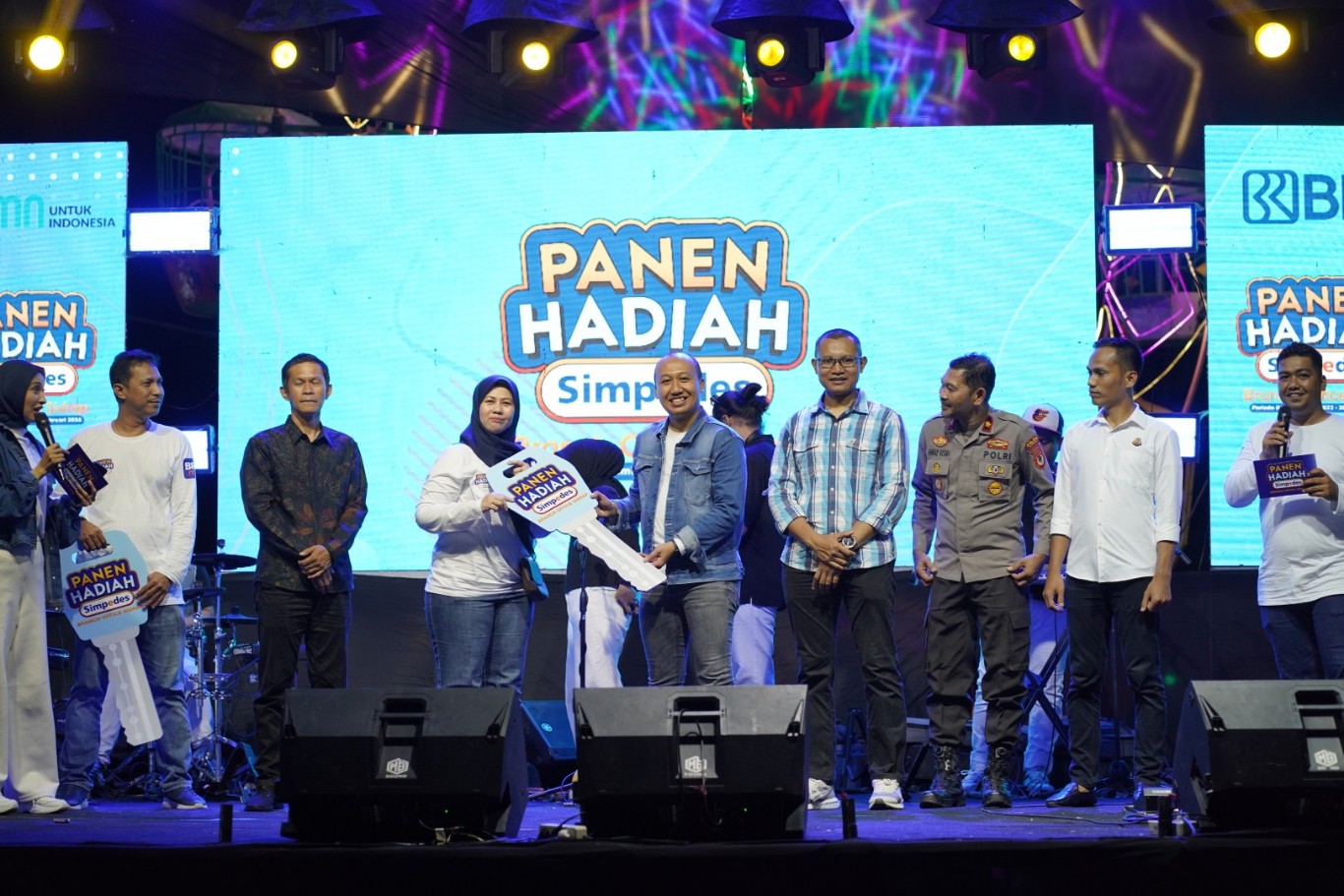 MENANG UNDIAN -- BRI Cabang Sidrap menggelar undian panen hadiah simpedes, acara pengundian digelar di Pangker Pangkajene, Kelurahan Lakessi, kecamatan Maritengngae, Sidrap, Sabtu (8/6) kemarin malam. Dua warga asal Baranti memenangkan undian mobil, Irmayanti dan Amirullah.