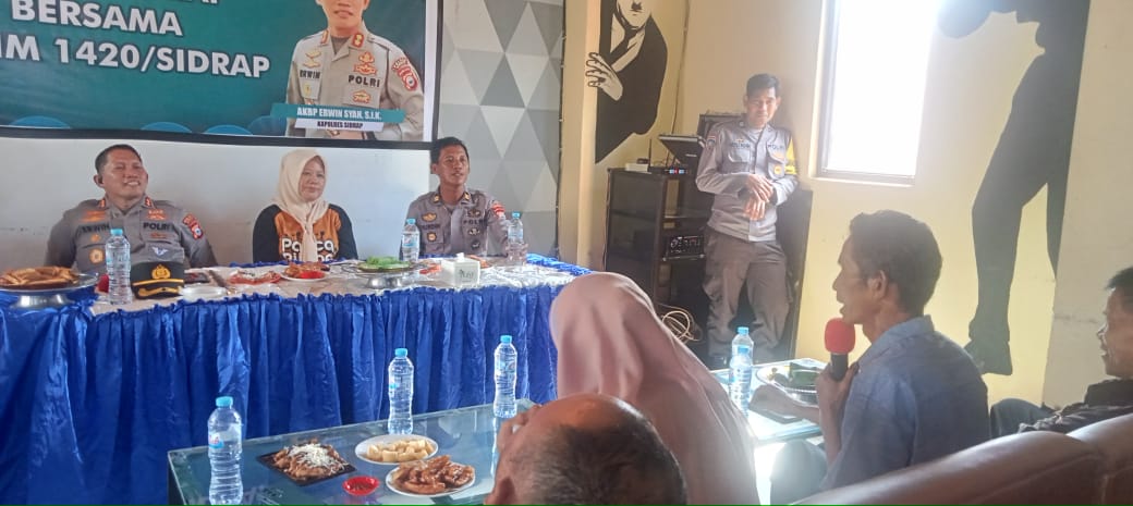 SAFARI JUMAT -- Kapolres Sidrap AKBP Erwin Syah mengadakan kegiatan Safari Jumat di Masjid Nurul Iman, Kelurahan Maccorawalie, Kecamatan Panca Rijang Sidrap, Jumat (31/5)