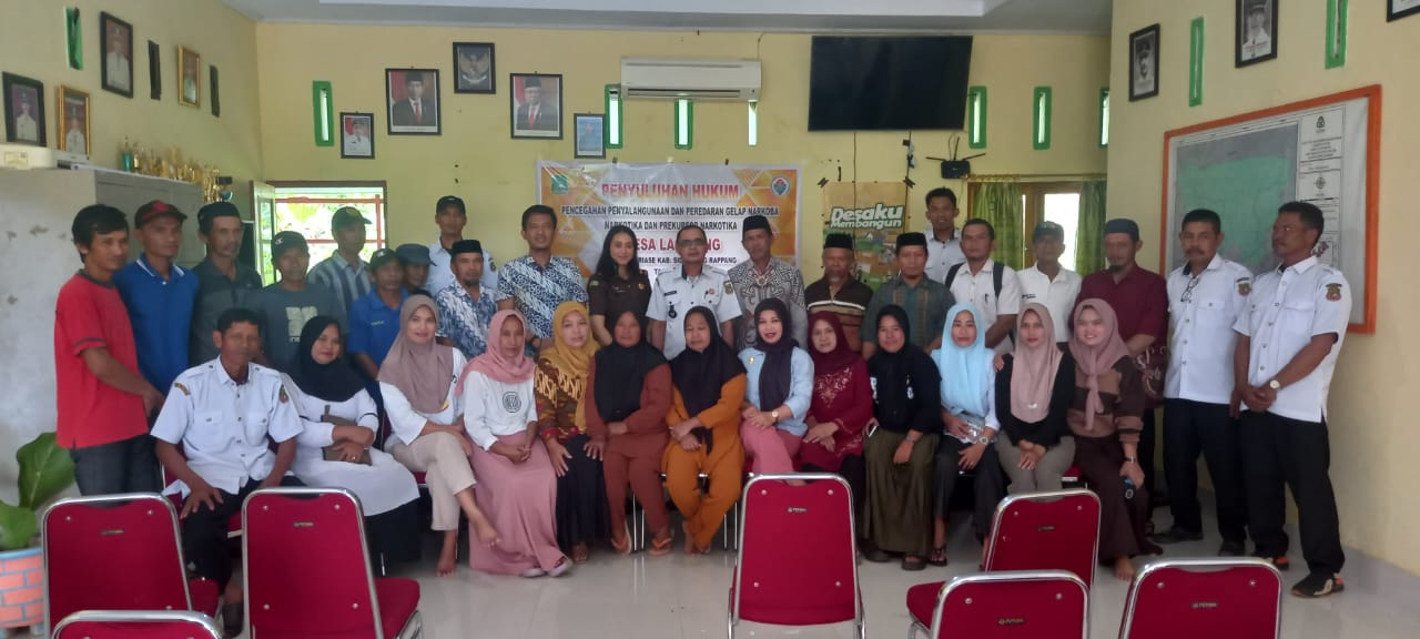 PENYULUHAN HUKUM -- Kaur Bin Ops (KBO) Satnarkoba Polres Sidrap Ipda Amdaryono Saputra, SH memberikan Penyuluhan Hukum tentang Narkoba kepada masyarakat di Aula Kantor Desa Lagading, Kecamatan Pitu Riase, Sidrap, Rabu (5/6).