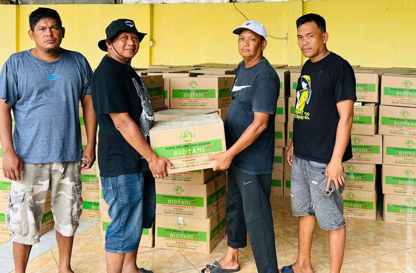 BAGI PUPUK -- Anggota DPRD Sulsel H Zulkifli Zain membagikan pupuk cair kepada kelompok tani di Kabupaten Sidrap, Rabu (12/6).