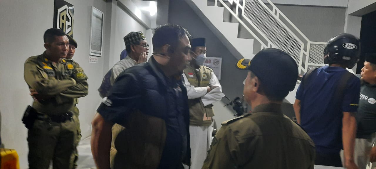 RAZIA -- Satgas Pencegahan dan Pemberantasan Penyakit Masyarakat Sidrap melakukan razia pada sejumlah kos-kosan, Rabu (5/6) malam.  