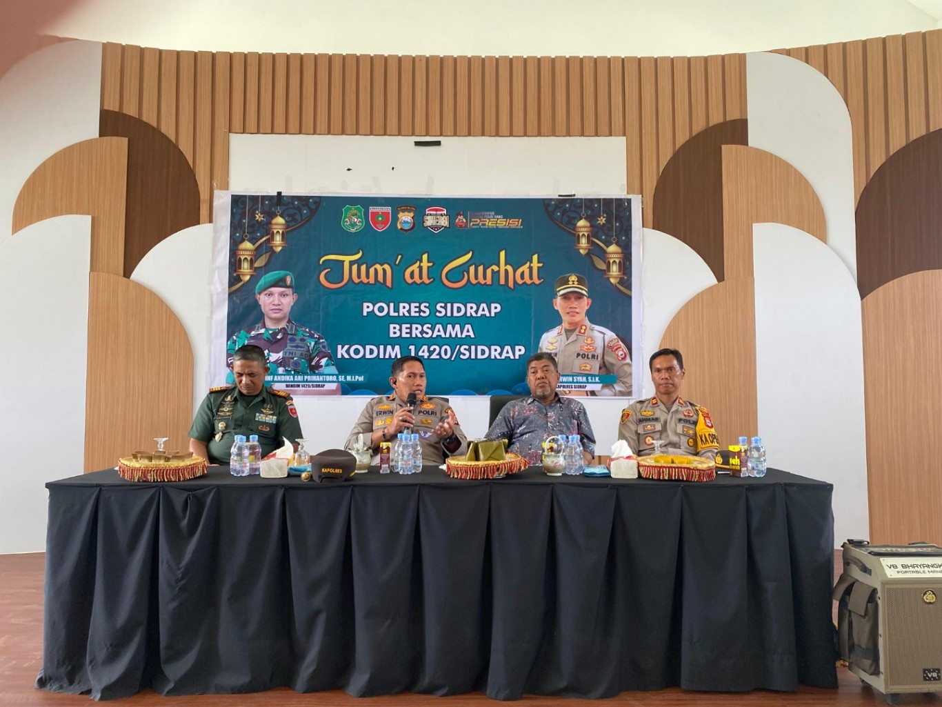 JUMAT CURHAT -- Polres Sidrap bersama Kodim 1420 Sidrap dan Pemkab menggelar Jumat Curhat di Aula Rest Area Datae, Jalan Poros Sidrap - Parepare, Panreng, Kecamatan Watang Pulu, Sidrap, Jumat (14/6). 