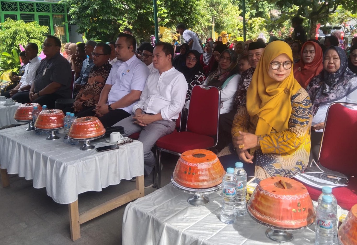 HADIRI -- Pj Sekkab Sidrap, Muhammad Yusuf DM menghadiri kegiatan penamatan dan pelepasan UPT SDN 2 Pangsid, Kamis (20/6). 