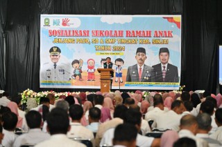 BUKA -- Kepala Dinas Pendidikan Sinjai Irwan Suaib saat membuka kegiatan sosialisasi program Sekolah Ramah Anak di Gedung Pertemuan Sinjai, Rabu (12/6).