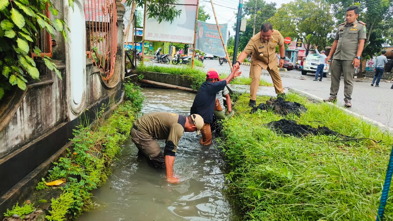 KERUK DRAINASE -- Pj Bupati Sinjai T.R Fahsul Falah saat berkunjung ke Jalan Jenderal Sudirman saat aparat Pemkab Sinjai melakukan pengerukan drainase yang sekian lama menjadi langganan banjir, Senin (3/6).