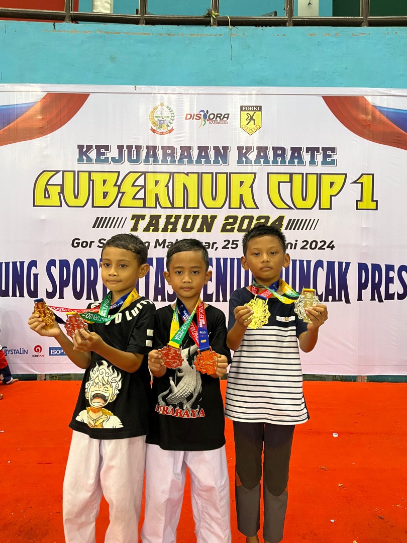 JUARA -- Tiga Karateka asal Sinjai sembilan medali pada Kejuaraan Karate Gubernur Cup I Tahun 2024 di Makassar baru-baru ini.
