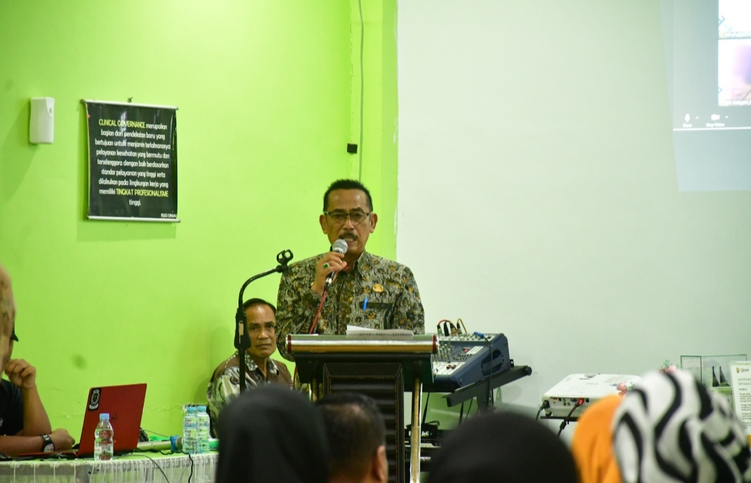 UJI KOMPETENSI -- Sekkab Sinjai A Jerfrianto Asapa saat memberikan sambutan di kegiatan Ukom yang digelar Dinas Kesehatan Sinjai, Rabu (19/6).