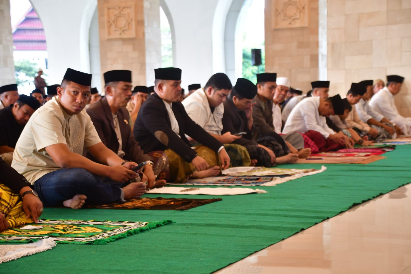 BERSAMA WARGA -- Pj Bupati Sinjai TR Fahsul Falah bersama Sekkab Sinjai A Jerfrianto Asapa dan masyarakat Sinjai foto bersama usai Shalat Iduladha di Masjid Islamic Centre Sinjai, Senin (17/6).