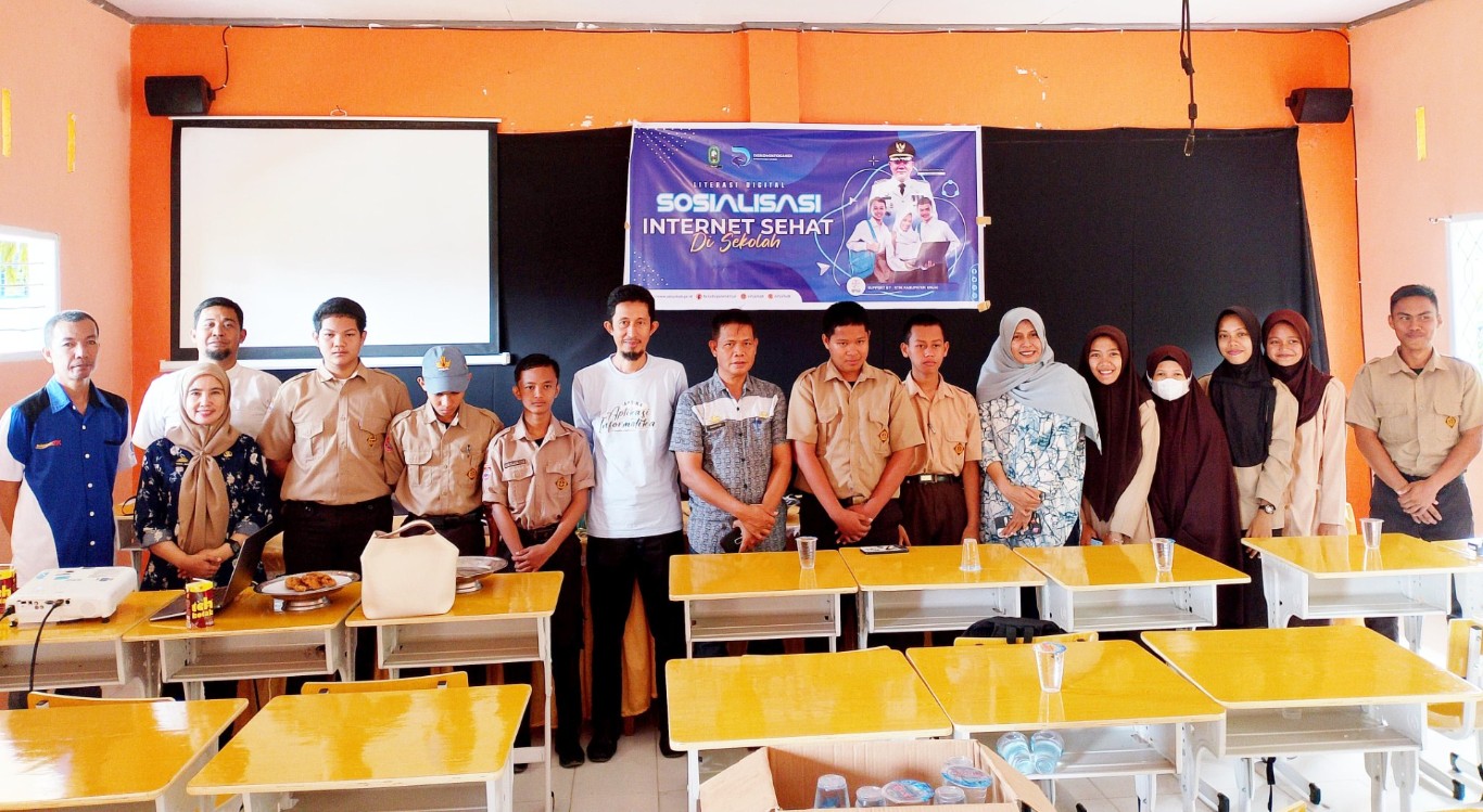 SOSIALISASI -- Diskominfo Kabupaten Sinjai saat menggelar sosialisasi Internet Sehat Di SMK Negeri 1 Sinjai,Jumat (7/6). Sosialisasi dibuka oleh Kadis Kominfo dan Persandian Sinjai, Mansyur