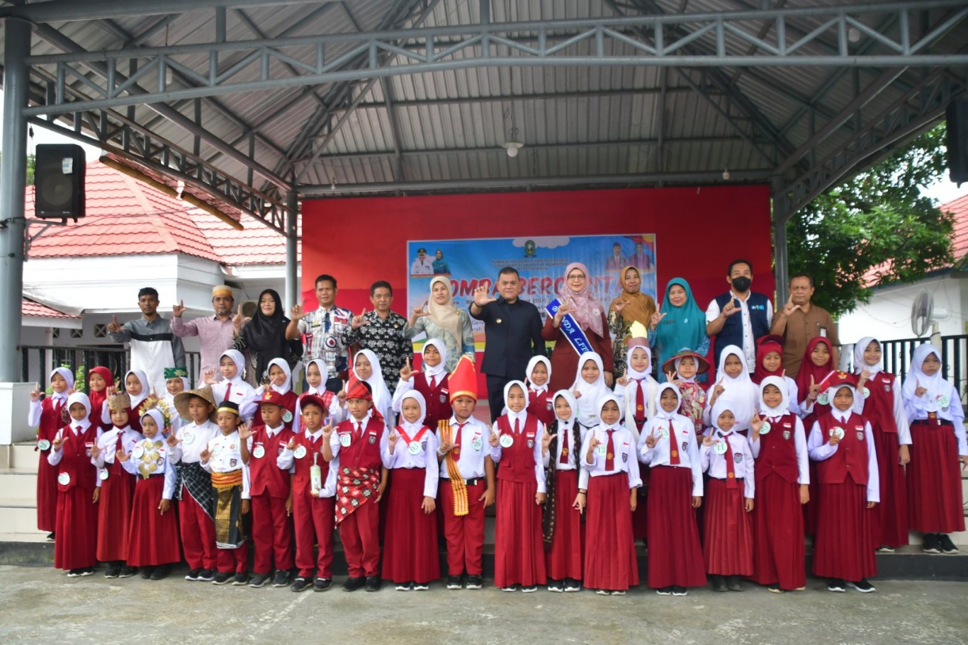 LOMBA -- Bunda literasi Sinjai Cut Resmiati, Pj Bupati Sinjai T. R Fahsul Falah foto bersama dinas terkait serta para peserta usai membuka lomba, Jumat (21/6).