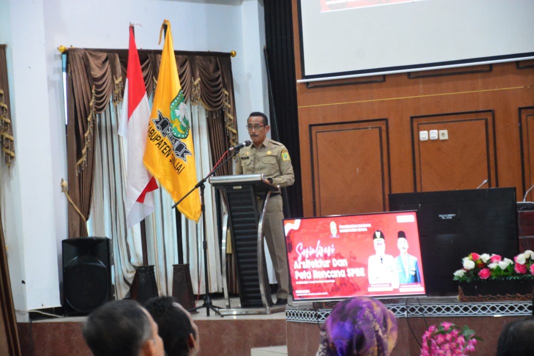 SOSIALISASI -- Sekkab Sinjai saat membuka kegiatan Arsitektur dan peta rencana SPBE di ruang pola Kantor Bupati Sinjai, Senin (24/6) pagi.