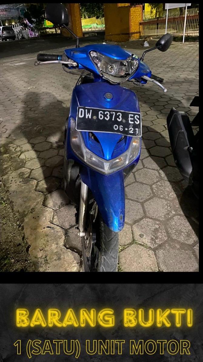 TAHAN -- Tersangka Curnamor ditahan di Mapolres Sidrap untuk menjalani pemeriksaan lanjutan beserta barang bukti satu unit sepeda motor hasil kejahatan.