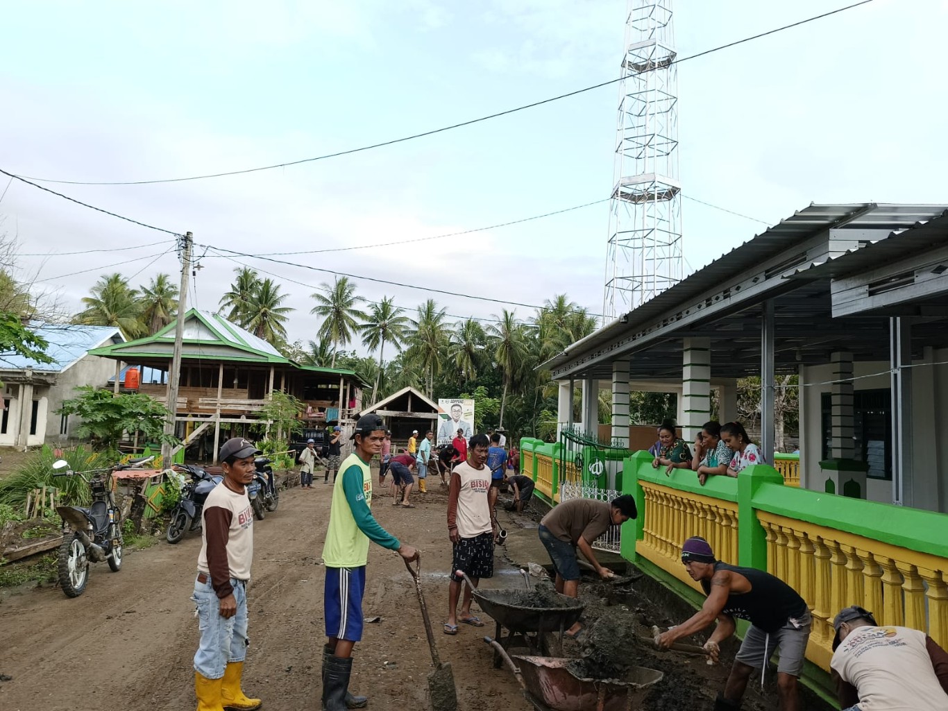 GOTONG ROYONG -- Pemerintah Desa (Pemdes) Tinco Kecamatan Citta Kabupaten Soppeng melaksanakan kegiatan gotong royong bersama masyarakat menyambut Hari Raya Idul Adha 1445 H tahun 2024 pada 17 Juni mendatang, Jumat (7/6)