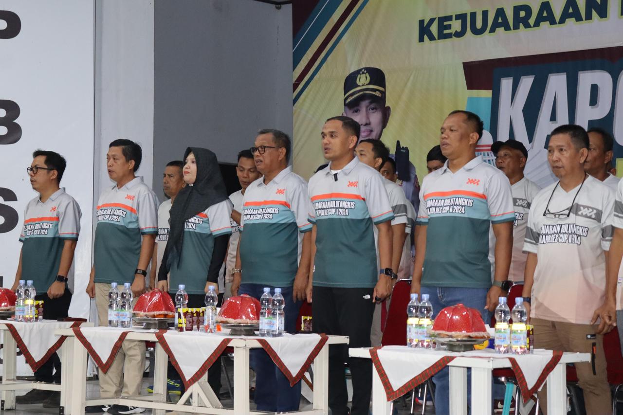 TURNAMEN -- Kapolres Soppeng AKBP H Muh Yusuf Usman saat mengikuti pembukaan turnamen Bulu Tangkis Kapolres Cup II di Gedung KONI Watan Soppeng, Selasa (25/6) malam.