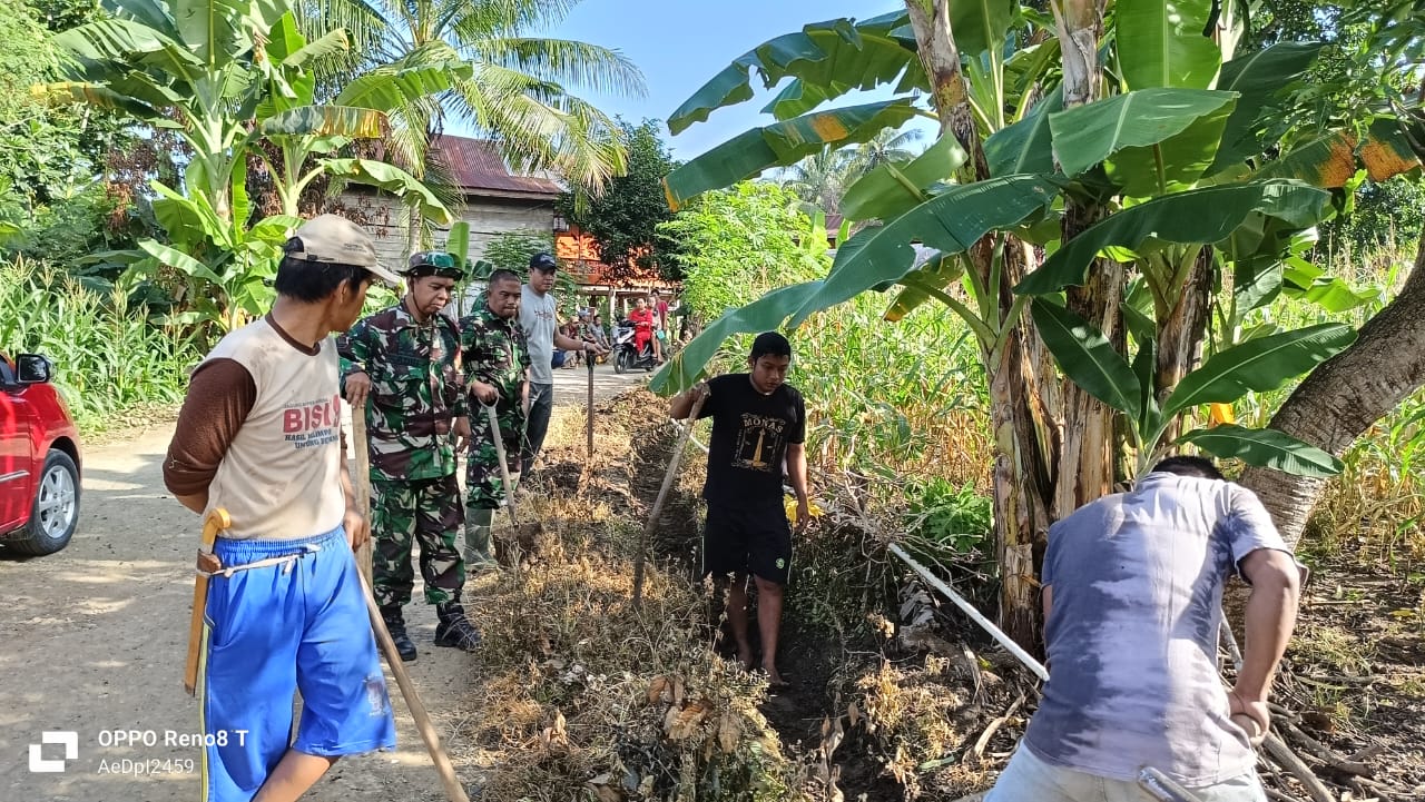 JUMSIH -- Pemerintah Desa Tinco Kecamatan Citta melaksananakan Jumat Bersih (Jumsih) pada Jumat (21/6). Program Jumsih bertujuan meningkatkan kesadaran masyarakat akan pentingnya kebersihan lingkungan dan peran aktif dalam menjaga kebersihan. 