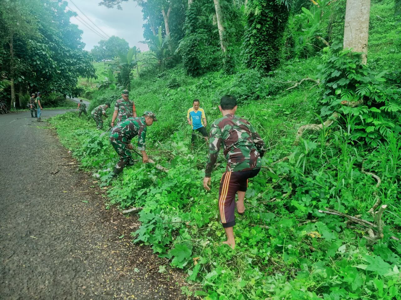 KARYA BAKTI -- Personel Koramil 05/Marioriwawo Kodim 1423/Soppeng bersama warga melaksanakan kegiatan Karya Bakti pembersihan Selokan di Kampung Sumpang Pabbolong Dusun Sekkang Desa Mariorilau Kecamatan Marioriwawo Kabupaten Soppeng, Jumat (7/6).