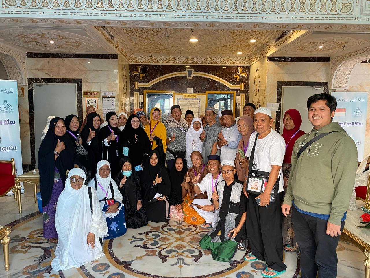 KUNJUNGI JAMAAH -- Bupati Soppeng, HA Kaswadi Razak didampingi Ketua TP PKK Hj Nurjannah Kaswadi , bersama putranya Andi Muhammad Farid mengunjungi JCH asal Kabupaten Soppeng di Hotel Marjan AL-Salam 114 Mekkah, Selasa (4/6) pukul 8.15 Waktu Arab Saudi (WAS).
