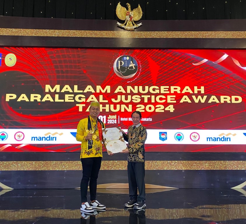 PENGHARGAAN -- Kades Belo Wahyu Asharie A, S.IP saat menerima penghargaan Anugerah Paralegal Justice Award tahun 2024 yang diselenggarakan BPHN Kementrian Hukum dan HAM, Sabtu (1/6). 