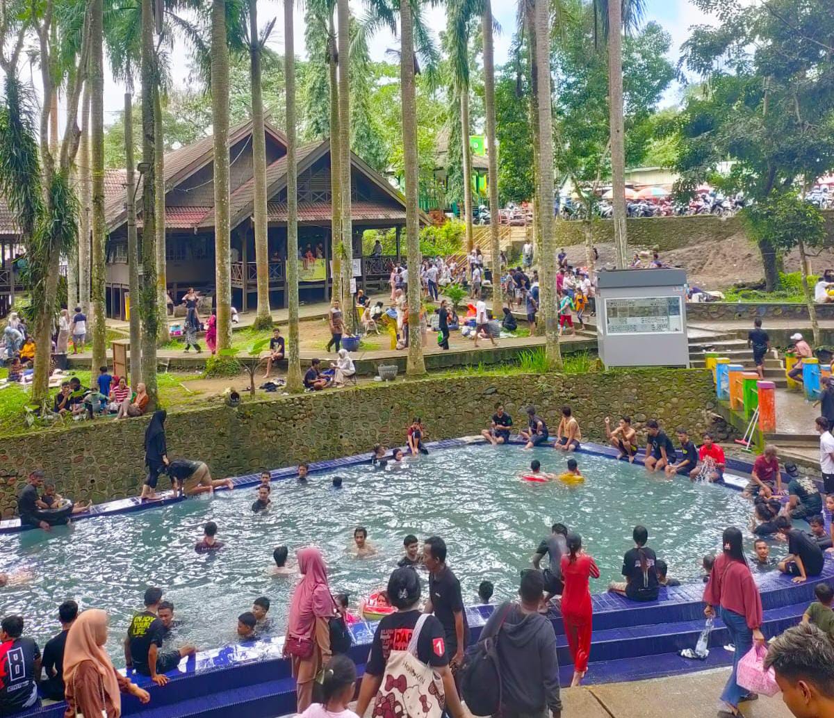 MEBLUDAK -- Animo masyarakat untuk mengunjungi Taman Wisata Alam (TWA) Lejja, di hari libur lebaran Iduladha dan sekolah tidak terbendung. Pengunjung menembus angka hingga lima ribu orang.