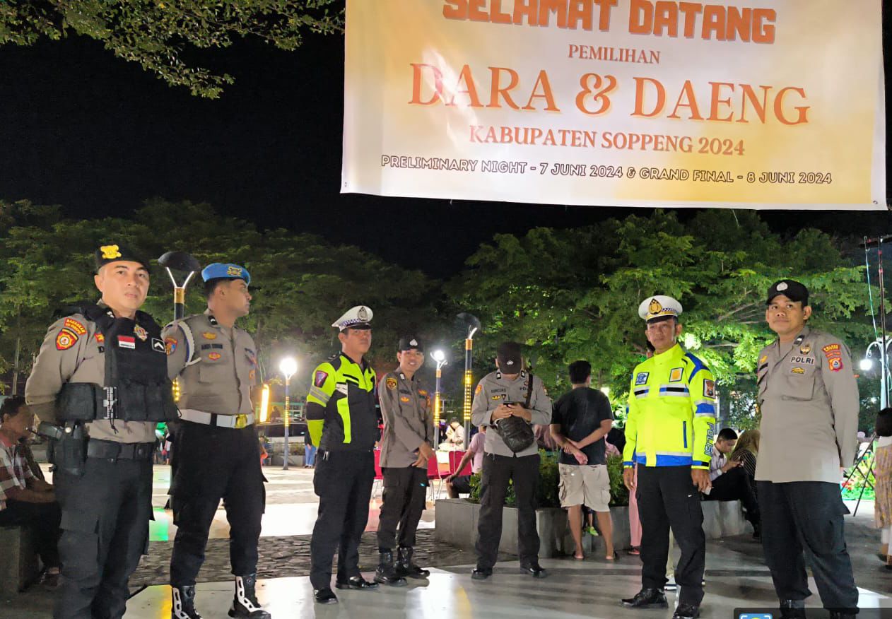 AMANKAN -- Puluhan Personel Polres Soppeng diterjunkan untuk pengamanan kegiatan Pemilihan Dara dan Daeng Tahun 2024 di Taman Kalong, Sabtu (8/6). 
