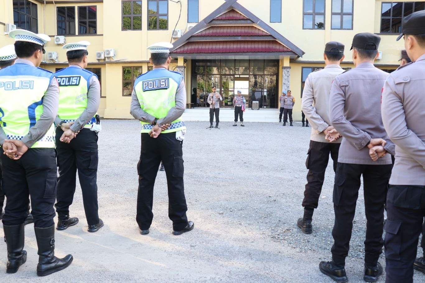 APEL -- Kapolres Soppeng AKBP H Muhammad Yusuf Usman memimpin apel jam pimpinan usai liburan Hari Raya Iduladha 1445 H di Mako Polres Soppeng, Rabu (19/6).