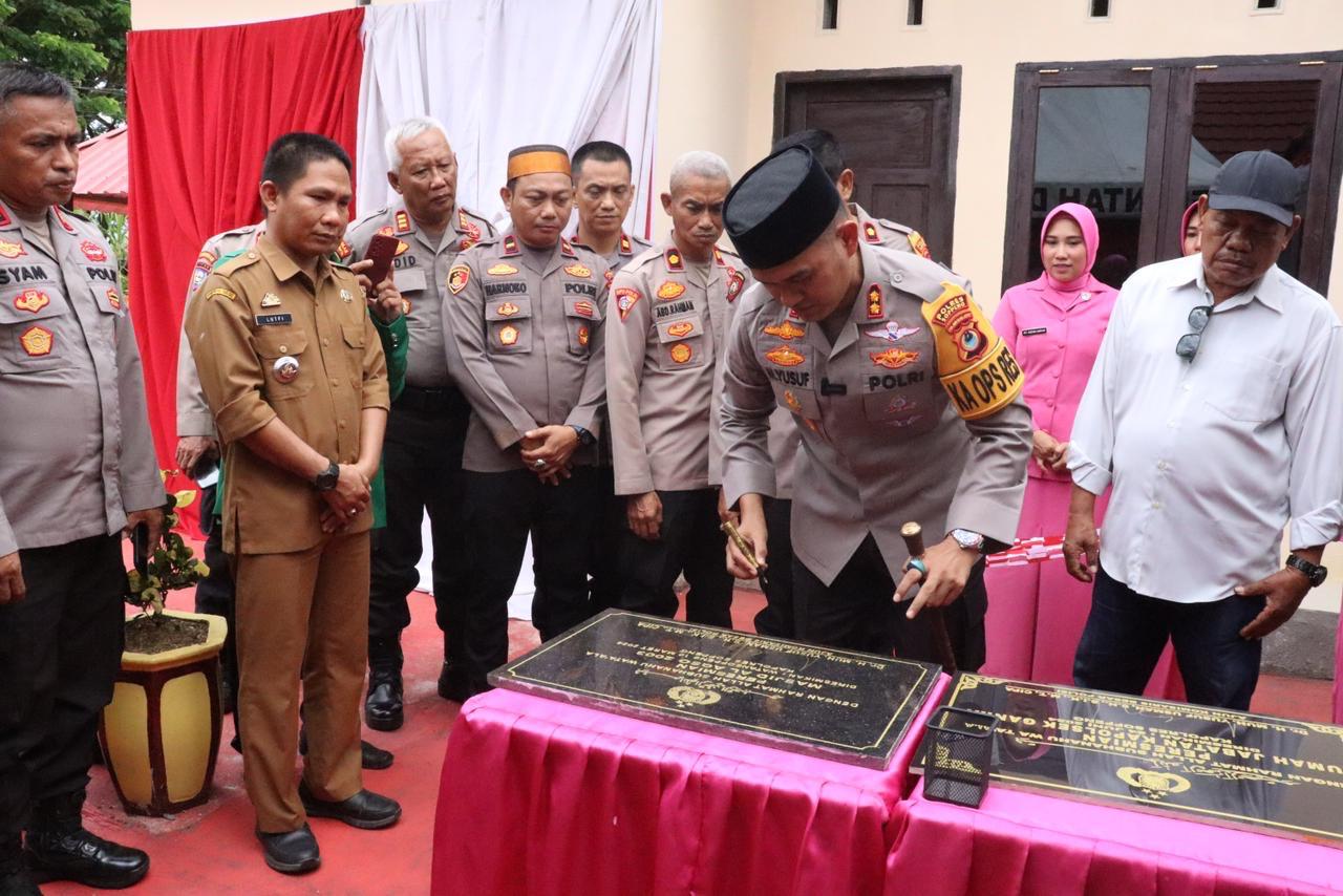 RESMIKAN -- Kapolres Soppeng AKBP H Muh Yusuf Usman meresmikan rumah jabatan Kapolsek Ganra dan penandatanganan prasasti Masjid Al Aqso 2003 dalam rangka HUT Bhayangkara ke 78 di Mapolsek Ganra, Selasa (25/6). 