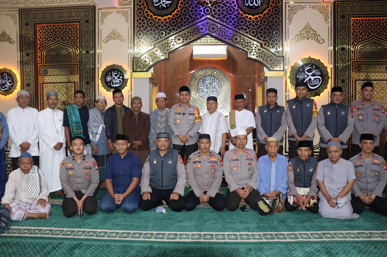 SAFARI SUBUH -- Polres Soppeng melaksankan Safari Subuh di Masjid Jami Nurul Iman Jalan Merdeka Kelurahan Lapajung Kecamatan Lalabata, Kamis (6/6).  