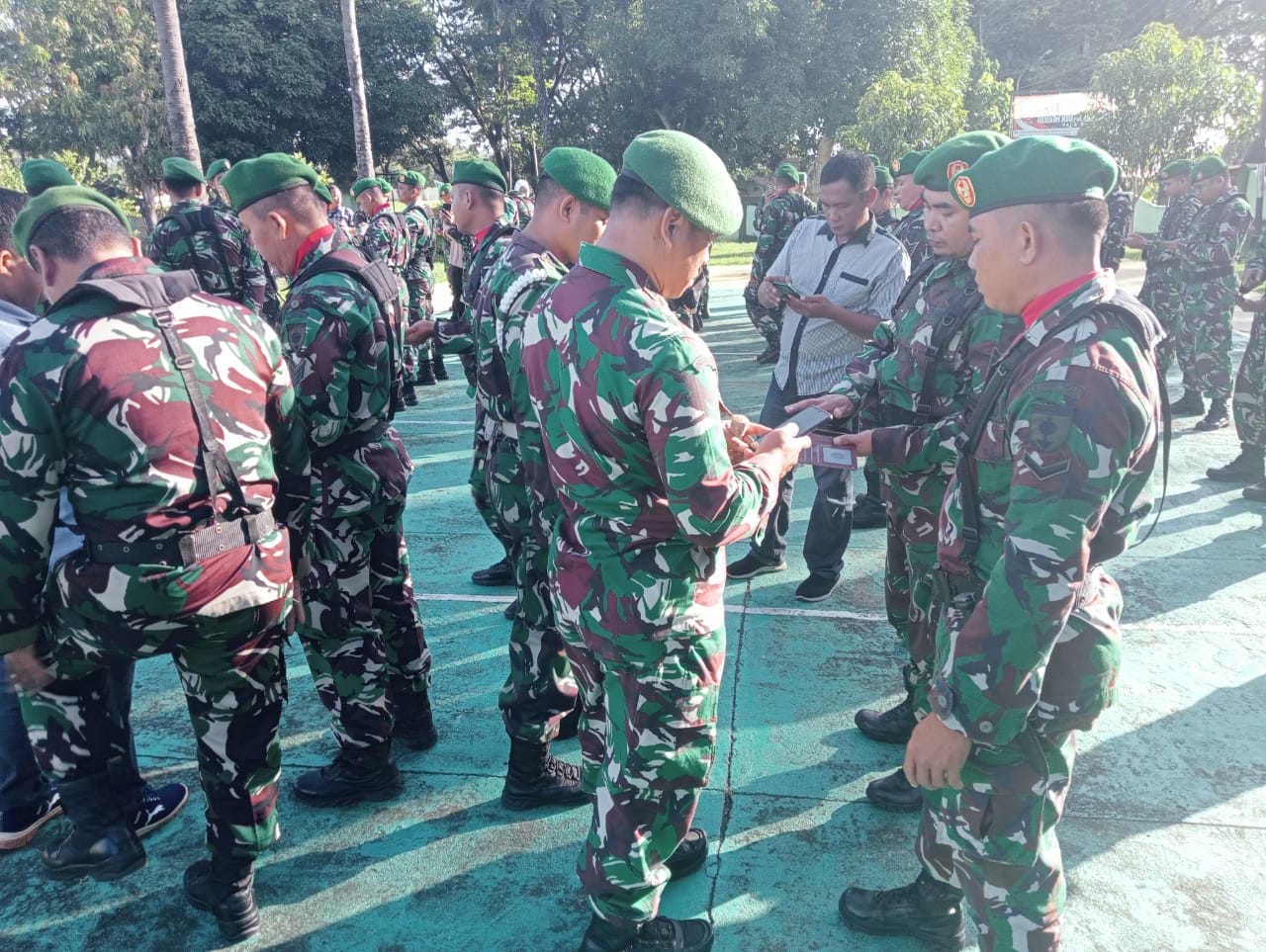 SIDAK PONSEL -- Dandim 1423/Soppeng Letkol (Inf) Sigit Suhendro Hadi Kusmawan melakukan Sidak handphone guna mencegah prajurit TNI terjerumus dalam praktik judi online di Lapangan Upacara Makodim 1423/Soppeng Kabupaten Soppeng, Rabu (19/6).