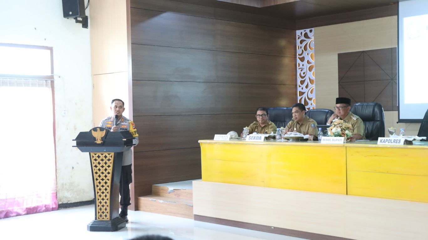 EVALUASI -- Kapolres Soppeng AKBP H Muh Yusuf Usman mengikuti evaluasi pelaksanaan intervensi serentak pencegahan stunting di Aula Kantor Kecamatan Lalabata, Senin (24/6).