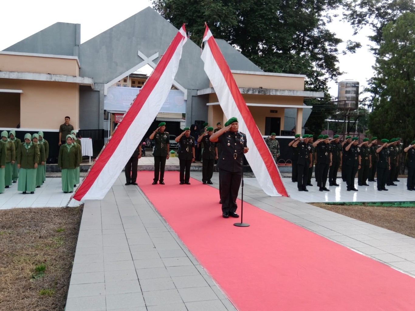 ZIARAH -- Personel Kodim 1423/Soppeng dipimpin Dandim 1423/Soppeng Letkol (Inf) Sigit Suhendro melaksanakan ziarah rombongan di TMP Salotungo Kelurahan Lalabata Rilau Kecamatan Lalabata Kabupaten Soppeng, Jumat (31/5).