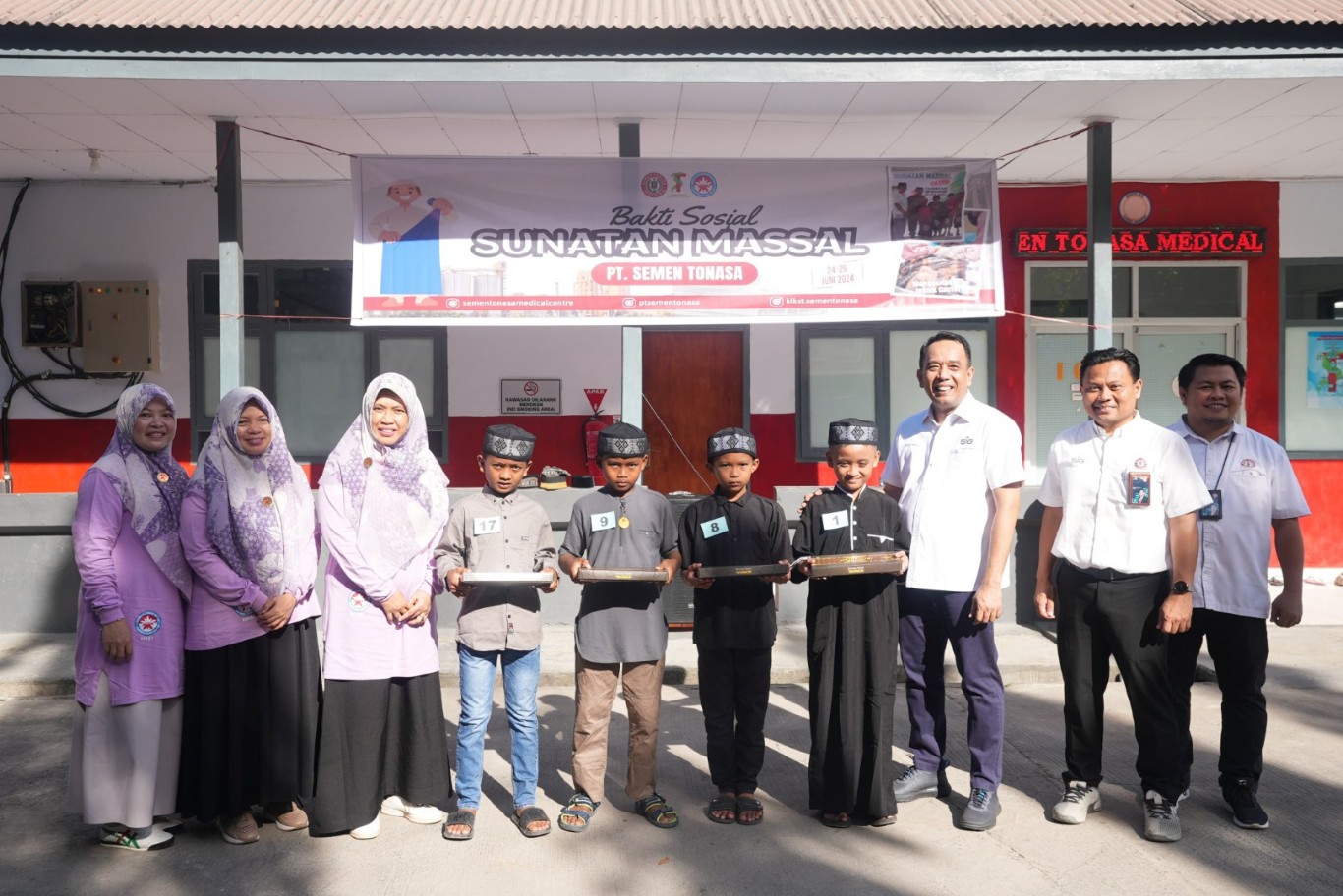 SUNATAN MASSAL -- Direktur Utama PT Semen Tonasa, Asruddin (tiga dari kanan), foto bersama tim medis dengan anak peserta sunatan massal yang berasal dari masyarakat di wilayah lingkar PT semen Tonasa.