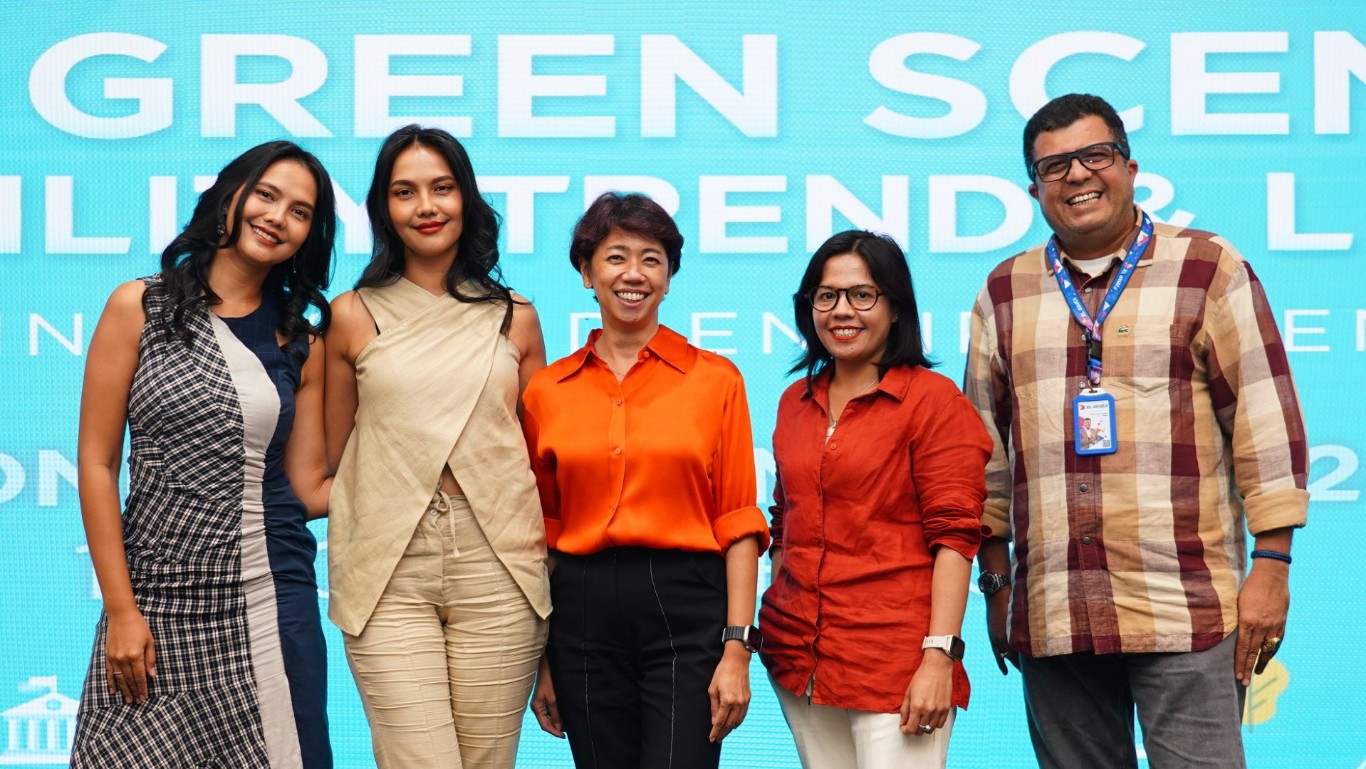 TALKSHOW -- Kiri ke kanan: Aktivis lingkungan yang juga model dan founder Sustainbabes, Valerie dan Veronika, Direktur & Chief Enterprise Business Officer and Corporate Affairs Officer XL Axiata, Yessie D Yosetya, Editor in Chief Bisnis Indonesia, Maria Y Benyamin, dan Chief Corporate Affair, Marwan O. Baasir, dalam acara talkshow Sustainability Week tentang pengelolaan sampah di Axiata Tower, Jakarta.