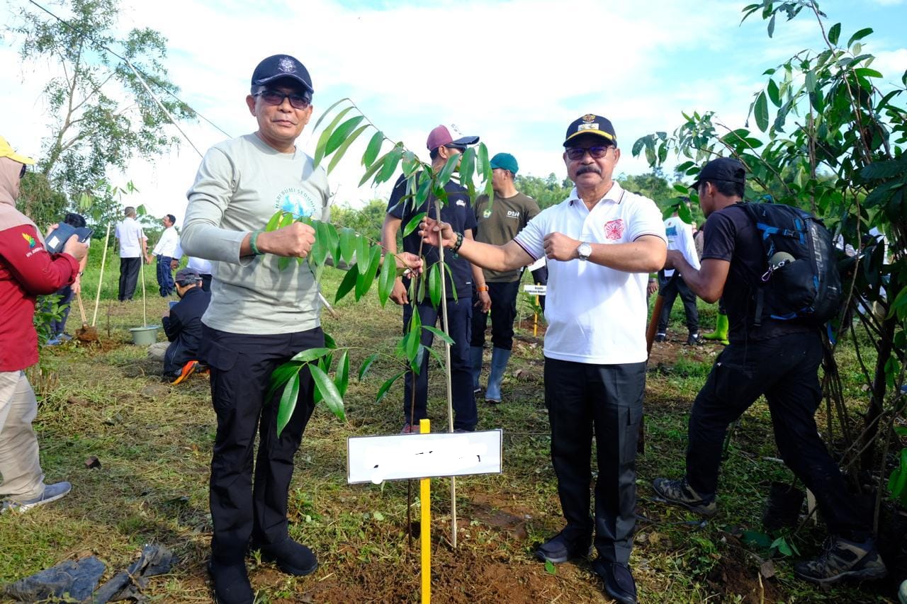 IST TANAM -- Wabup Gowa Abdul Rauf Malaganni bersama Pj Sekkab Gowa, Abdul Karim Dania menanam pohon di lahan kritis Dusun Bontojai, Desa Borisallo, Kecamatan Parangloe. 
