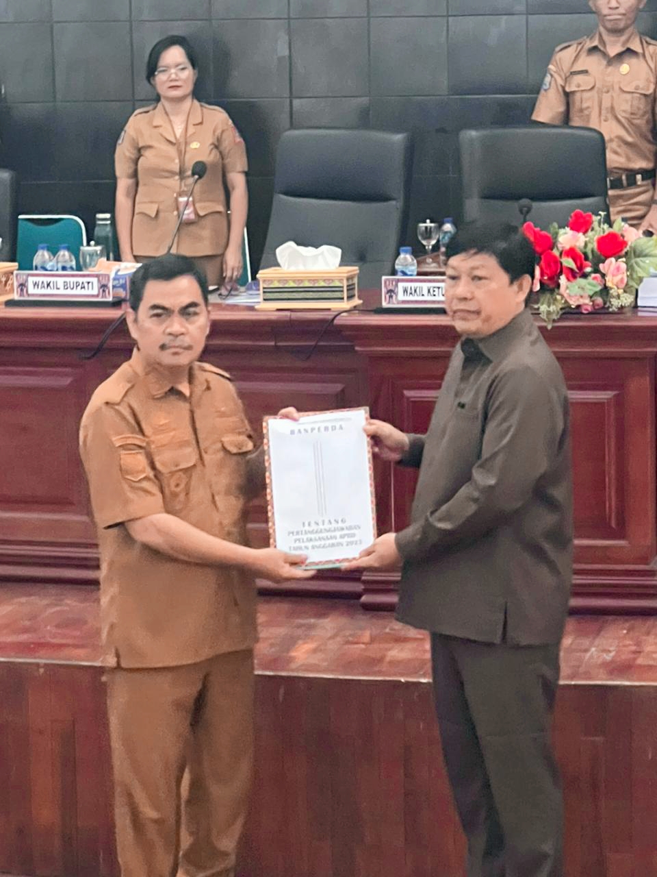 SERAHKAN -- Wabub Tator Zadrak Timbeg saat menyerahkan Ranperda Pertanghungjawaban pelaksanaan APBD 2023 ke DPRD dan diterima Wakil Ketua DPRD Yohanus Lintin, Senin (24/6).