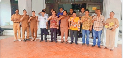 KUNKER --  Komisi III DPRD Tana Toraja foto bersama usai melakukan kunjungan kerja (Kunker) ke Dinas Lingkungan Hidup dan Kehutanan (LHK) Sulsel, Senin (3/6)