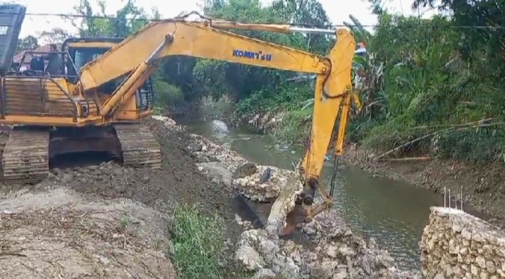 MELANGGAR -- Satpol PP Tana Toraja mengerahkan alat berat Exacavator untuk membongkar pondasi bangunan yang dinilai melanggar garis sempadan sungai di Starda, Makale, Selasa (11/6.