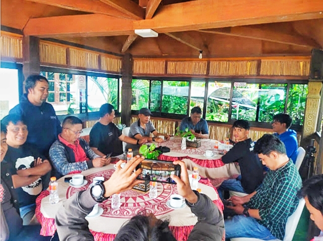 WTP -- Bupati Tana Toraja Theofilus Allorerung saat kongkow-kongkow dengan awak media membahas predikat WTP dari BPK baru-baru ini.