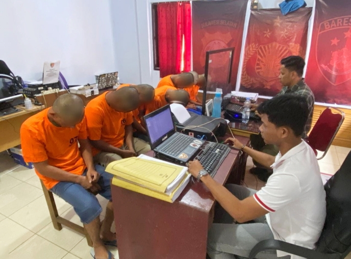 DITANGKAP -- Ketujuh pelaku pencurian pakan ternak yang berehasil diringkus tim Resmob Polres Tana Toraja di Makale, Rabu (5/6).